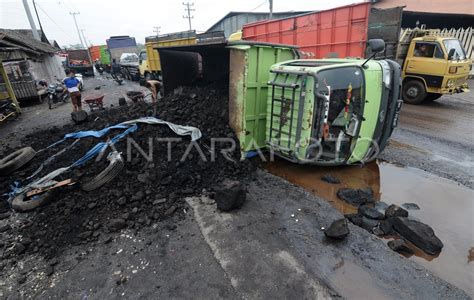 Truk Batu Bara Terbalik Antara Foto