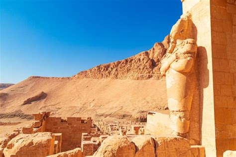 Il Famoso Tempio Della Regina Hatshepsut Scolpito Nella Roccia Dettagli