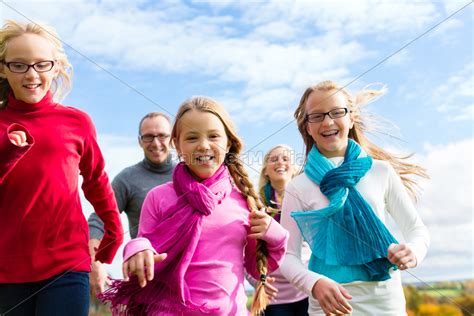 Familien Spaziergang Im Herbst Park Lizenzfreies Foto