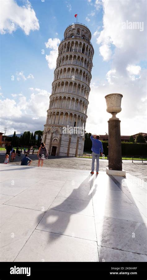 Der berühmte Schiefe Turm auf dem Platz der Wunder in Pisa Toskana