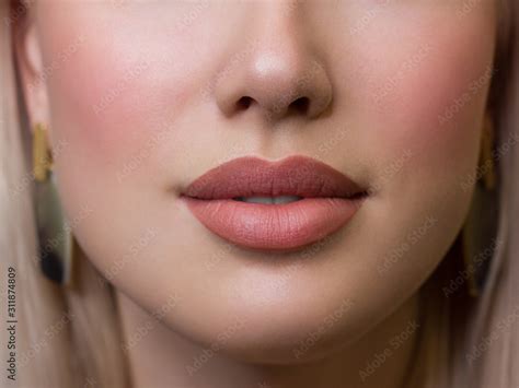 Foto De Sexual Full Lips Natural Gloss Of Lips And Womans Skin The