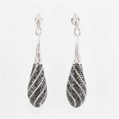 ARETES BRILLANTES NEGROS Y BRILLANTES BLANCOS EN ORO BLANCO JOYERIA