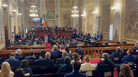 Sicilia ai deputati regionali 890 euro lordi in più contro l