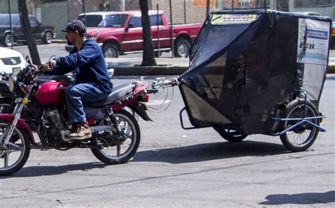 Mototaxistas golpean a conductor en Chicoloapan Edomex Telediario México