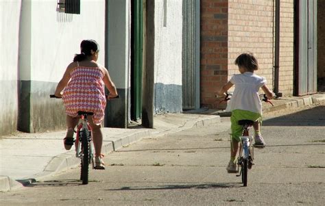 Ventajas y desventajas de vivir en un pueblo para los niños