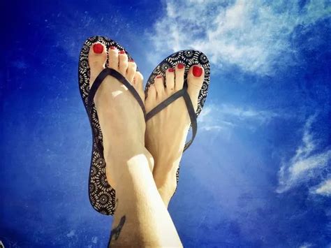 Uk Heatwave Why Your Hands And Feet Swell In Hot Weather And How To Soothe Them Mirror Online