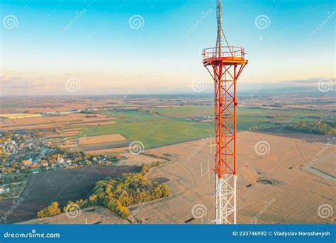 Torre De Telecomunicaciones Con Antenas Sobre Fondo Del Cielo Azul Foto