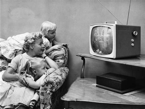 14 Historical Photos That Show The Evolution Of Television From The