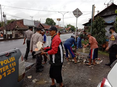 Tni Dan Polri Bersihkan Sampah Bekas Banjir