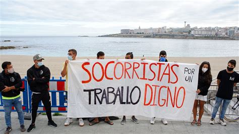 Los socorristas coruñeses suspenden su huelga indefinida