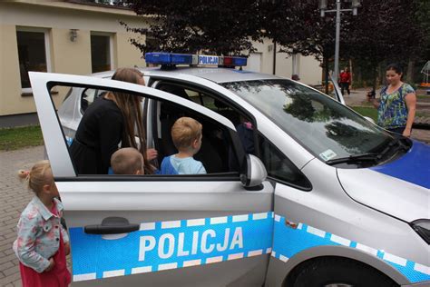 Policjant Na Spotkaniu Z Przedszkolakami W Ramach Bezpiecznych Wakacji