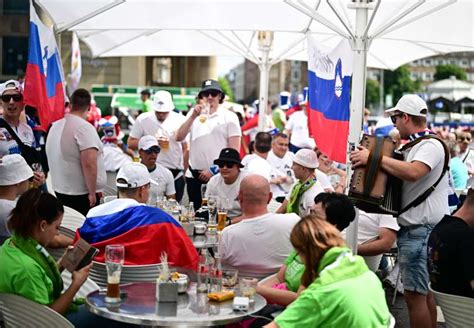 Ekipa24 si Slovenski navijači šest ur pred tekmo zavzeli Stuttgart