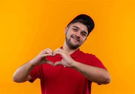 Jovem Entregador De Uniforme Vermelho E Bon Fazendo Um Gesto De