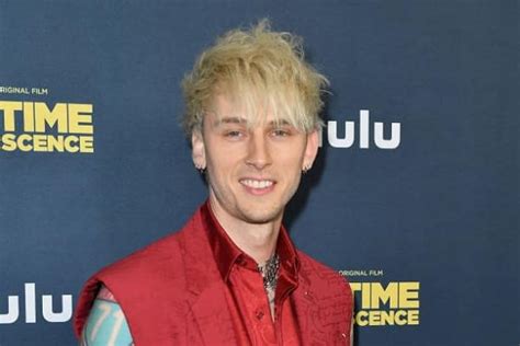 Machine Gun Kelly Really Embraces The Pink Aesthetic On SNL WATCH