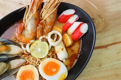 Fideos Sopa Picante De Camarones En Un Taz N Negro Sobre Mesa De Madera