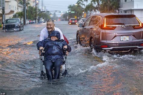 Devastating Dangerous Rainfall And Flooding Swamp Streets In Florida Daily Mail Online