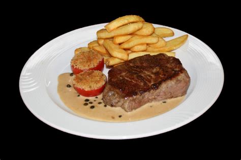 Rosa Rinderr Ckensteak Mit Cognac Pfefferrahmsauce Ofentomate In