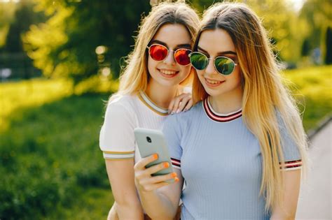 Dos Hermosas Muchachas Hermosas J Venes Con Pelo Rubio Brillante Y Una