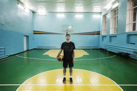 Basketballer Joven Del Deportista En La Luz Roja Del Contraste Foto De