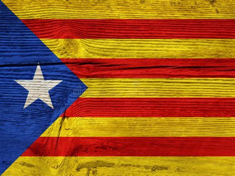 La Bandera De Cataluña Pintó En El Tablero De Madera Foto De Archivo