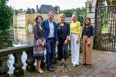 Ministerin Neubaur zu Besuch auf Schloss Dyck Schlösser und Gärten in