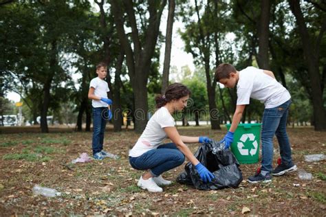 El Equipo Diverso Del Grupo De Personas Con Recicla El Proyecto