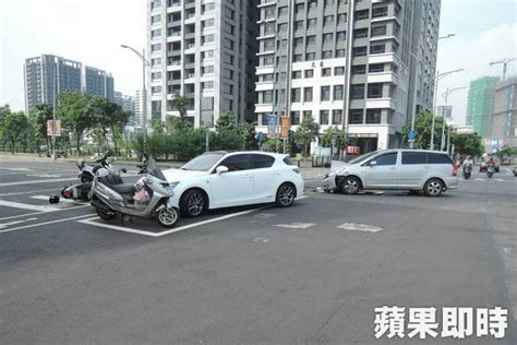 Fw [新聞] 直行車撞左轉車 3機車停等慘遭波及 看板biker Ptt網頁版