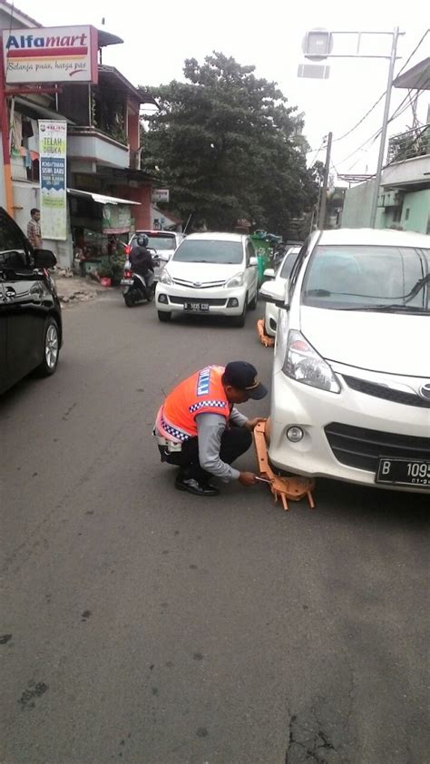 Petugas Gabungan Gembok Mobil Yang Parkir Sembarangan Di Sejumlah Titik