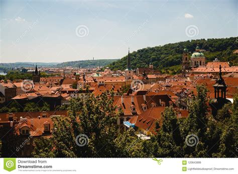 Paisaje Urbano Con Los Tejados De Edificios Viejos En Praga Imagen De