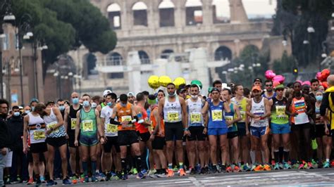 Maratona Di Roma Il Colosseo Sulla Medaglia Ufficiale Della Corsa