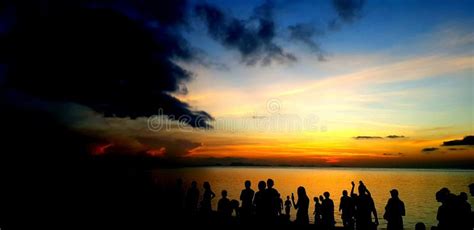 Dark Beach Sunset Party Crowd Editorial Photo Image Of Beach People