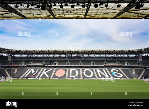 Mk Dons Stadium Banque De Photographies Et Dimages à Haute Résolution