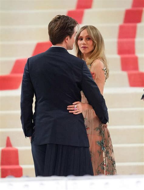 Suki Waterhouse Robert Pattinson S Engagement Confirmed Cirrkus News