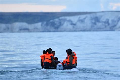 Menina De Anos Se Afoga Enquanto Migrantes Tentam Cruzar O Canal Da