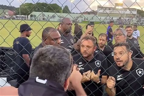 V Deo Mazzuco Discute Torcedor Ap S Vit Ria Do Botafogo Sobre O