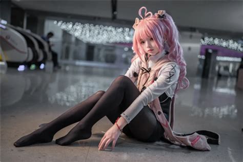 《交错战线》卡缇娜cosplay，黑丝玉腿醉人心，次元壁炸裂预警！