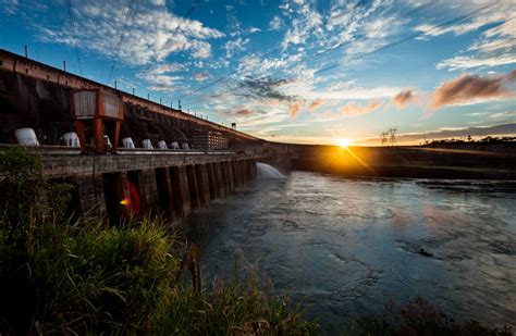 ITAIPU BINACIONAL Líder mundial na geração de energia limpa e renovável