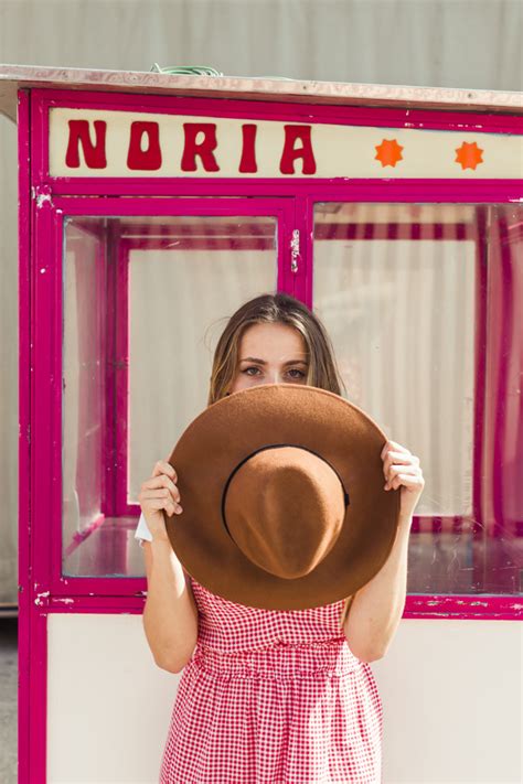 Blonde Jeune Fille Dans Le Parc D Attractions Photo Gratuite
