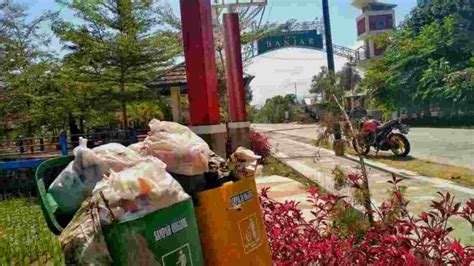 Warga Keluhkan Sampah Menumpuk Di Taman Perbatasan Kota Banjar