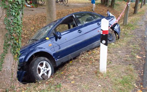 Auto landet im Straßengraben Wunstorfer Auepost