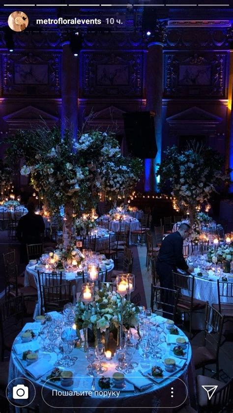 A Large Room Filled With Lots Of Tables And Chairs