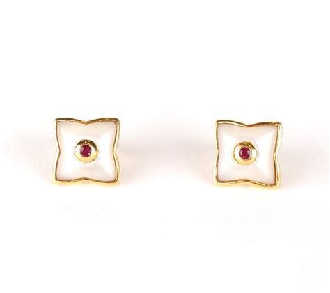 Paire de clous d oreilles en or jaune 18K 750 oo formant des étoiles