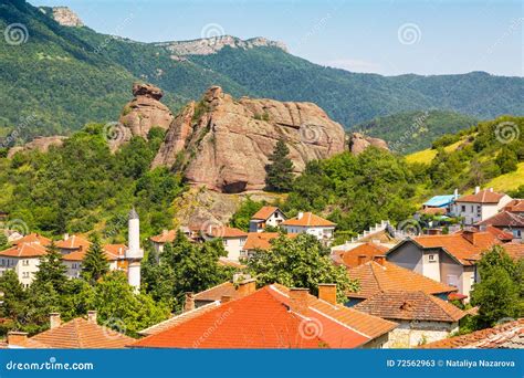 Belogradchik Paisaje De La Ciudad De Bulgaria Con Los Tejados Viejos