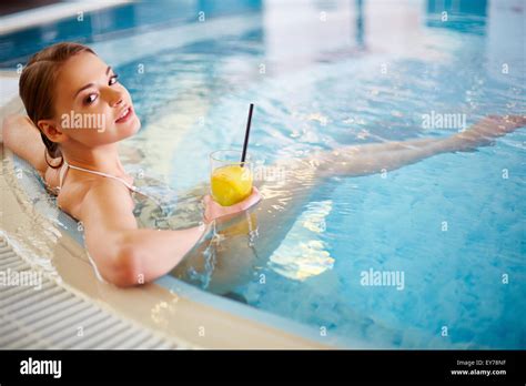 Junge Frau Im Bikini Mit Glas Saft Beim Entspannen Im Schwimmbad