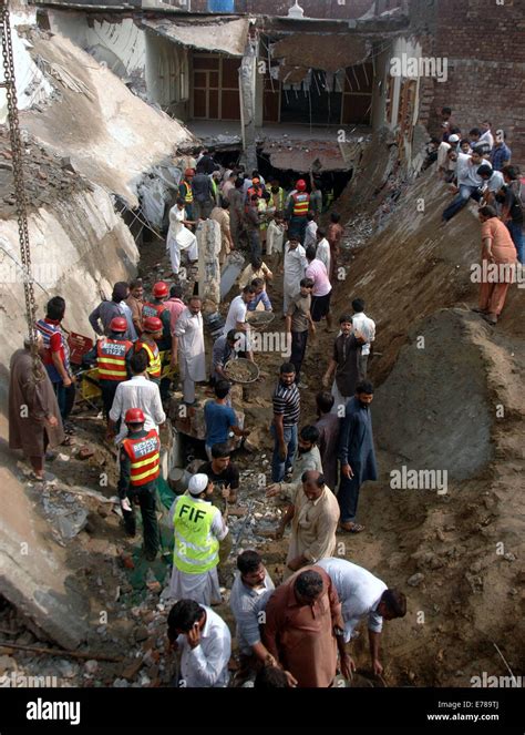 Lahore 9th Sep 2014 Rescuers Search For Victims And Survivors At The