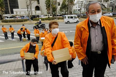 【写真特集・動画】徳島市長リコール団体、市選管へ署名7万1530筆提出｜政治・行政｜写真特集｜徳島新聞デジタル