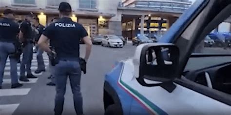 Polizia Di Stato A Napoli Il Corpo E I Carabinieri Impegnati In Una