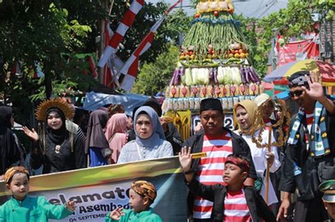 Meriahnya Selamatan Desa Asembagus Melalui Kirab Budaya Dan Pertanian