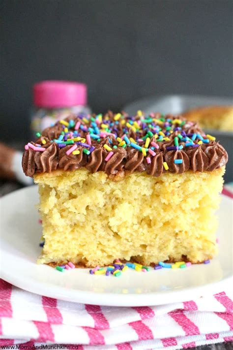 Banana Pudding Cake Recipe - Moms & Munchkins