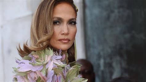 El Día Que Jennifer Lopez Llevó El Vestido Ninfa Con Más Escote Y Más Romántico Con Una Capa